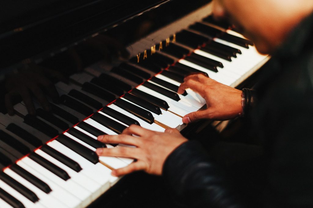 ピアノ初心者向けガイド 練習曲や練習方法は おすすめ教本も紹介 ビギナーズ