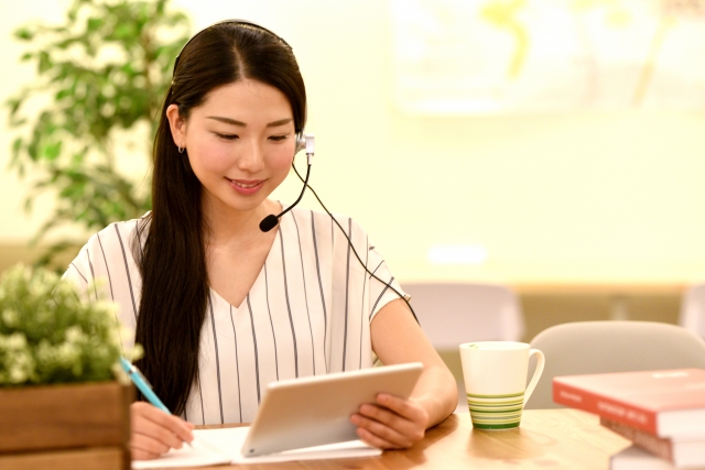 iPadで会話しながら勉強する女性